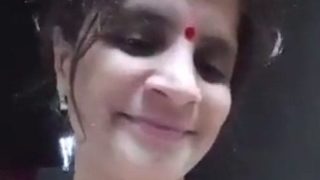 Tante Desi Berpantat Besar Pamer Tubuh Telanjang – Video MMS Nyonya India