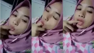 Ukhtie Sange Mengulum Jari dengan Penuh Nafsu