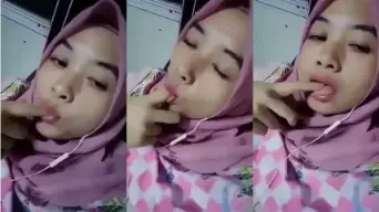 Ukhtie Sange Mengulum Jari dengan Penuh Nafsu