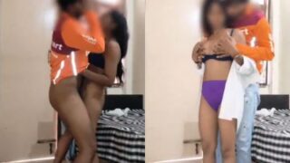 Video panas pengantar paket dan pelanggan seksi yang menggoda