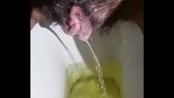 Desi gadis buang air kecil dengan liar