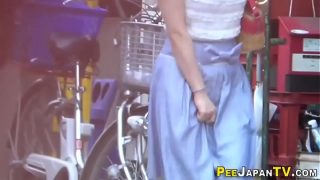 Gadis Jepang Jongkok dengan Gaya yang Menggoda
