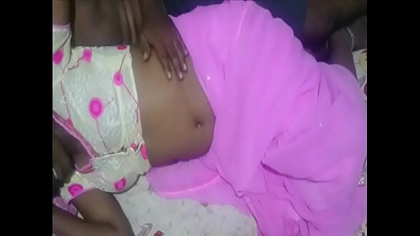 Bibi montok sange pakai sari pink panas, pusar menggoda pengen dicium