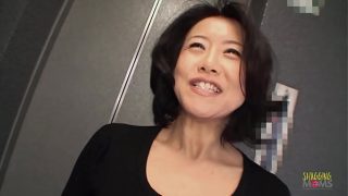 Wanita Asia dewasa yang bergairah ingin memuaskan diri dengan semua mainan seks di vaginanya yang basah
