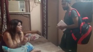 Teman-teman ku menggila di ranjang ibu tiriku, kugerekam semua rintihan mesra mereka dengan audio Hindi yang jelas