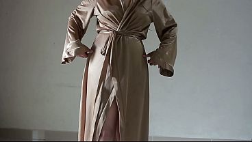 Gadis Indo Siap Tempur Pakai Jubah Satin Hot, Colmek Bikin Goyang
