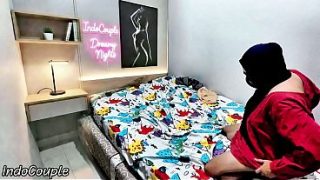 Aku menangkap adik berhijabku yang lagi kesepian di kamar, lalu dengan penuh gairah kusenangkan dirinya hingga aku memuaskan hasratku di dalam rahimnya.