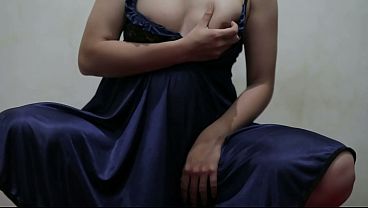 Gadis Mulus Terpaksa Masturbasi Pakai Botol, Gaun Satinnya Basah Kuyup