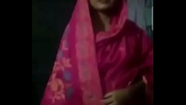 Desi bhabhi panas menggoda, bercinta liar di desa India