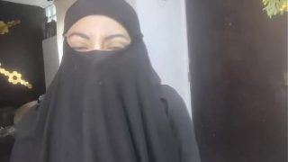 Istri Arab Amatir yang Menggairahkan Memancarkan Cairan di Niqabnya Sambil Bermasturbasi Saat Suami Sedang Shalat