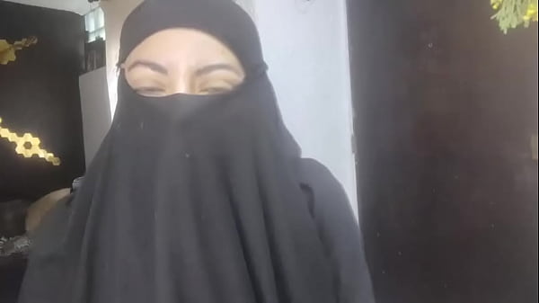 Istri Arab Amatir yang Menggairahkan Memancarkan Cairan di Niqabnya Sambil Bermasturbasi Saat Suami Sedang Shalat