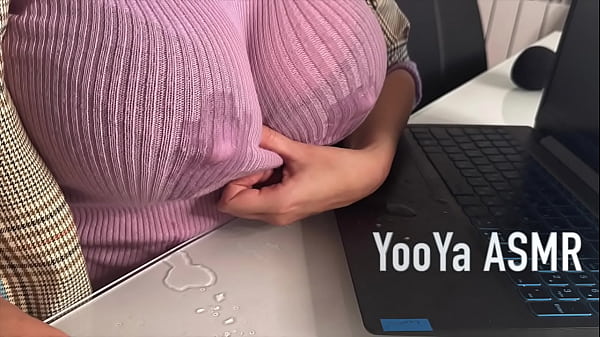 Ibu Tiri yang Panas Menggoda Anak Tirinya di Kantor, Memamerkan Puting Susu yang Menggoda dan Memberikan Handjob untuk Kontol Besarnya