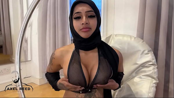 Gadis Muslim Berhijab Digoyang Ganas oleh Pria Berotot