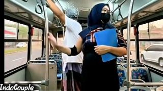 Istri Muslimah pulang sendirian dari kampus naik bus, pria tak dikenal mulai menggoda dan merayunya dengan penuh gairah