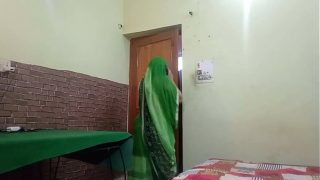 Pembantu India panas mengantar layanan ranjang