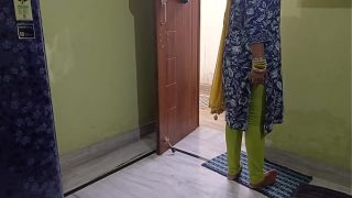 Sasur ghatiya bahane se apni bahu ko chodne laga!
