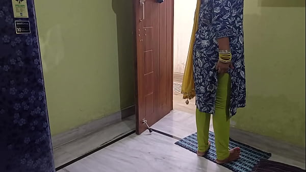 Sasur ghatiya bahane se apni bahu ko chodne laga!