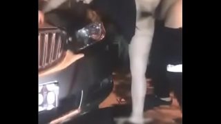 Gadis Tionghoa digoyang keras di pinggir jalan