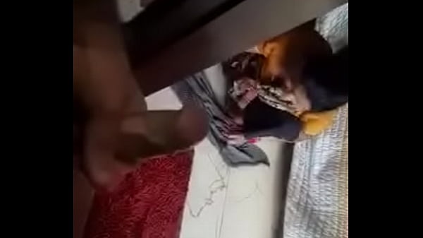 Pelayan Desi membuka pakaian dengan genit