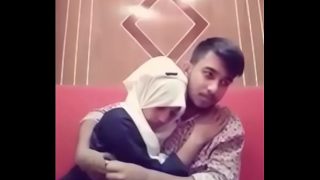 Pasangan Desi Mesra Berciuman di Kamar Hotel