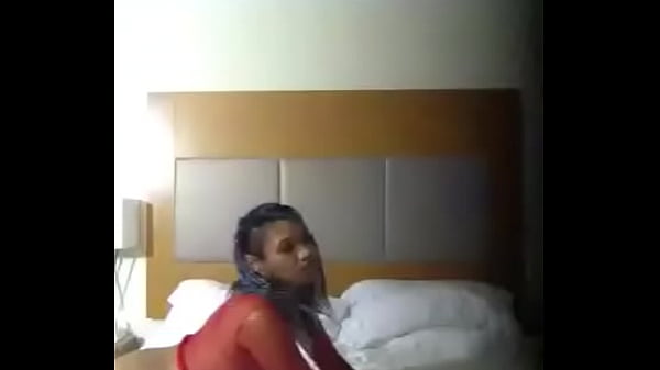 Gadis Tionghoa Berkulit Gelap Menggoda di Kamar Tidur Bagian 2