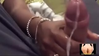 Goyangan tangan panas oleh ibu India yang menggairahkan