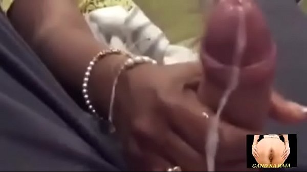 Goyangan tangan panas oleh ibu India yang menggairahkan