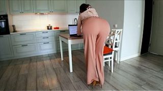Ibu Tiri Galak Ketika Anak Tirinya Ereksi Saat Ia Sedang Bekerja