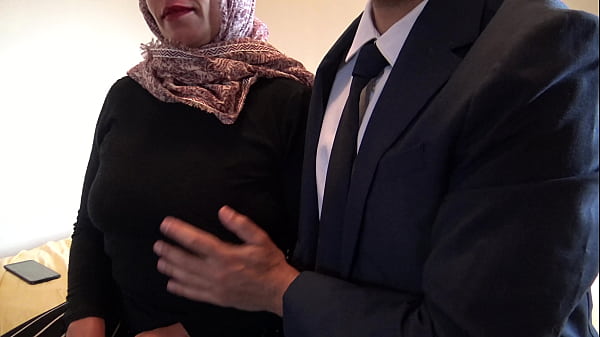 Istri Turki yang suaminya cuckold membiarkan pria bisnis Inggris mengisi lubang pantatnya