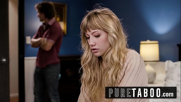 Ivy Wolfe, si pirang liar, merasakan gairah panas bersama sepupu tirinya untuk pertama kali.