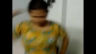 Gadis seksi Desi usai mandi, tubuhnya masih basah dan menggoda