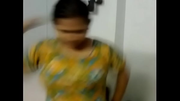 Gadis seksi Desi usai mandi, tubuhnya masih basah dan menggoda