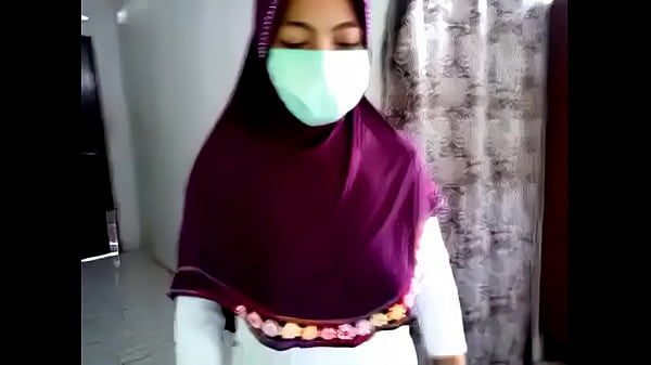 Jilbab terbuka menampilkan lekuk tubuh yang menggoda