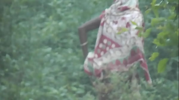 Wanita Desi mengencingi dengan penuh gairah