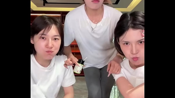 Cô nàng lùn Trung Quốc nóng bỏng