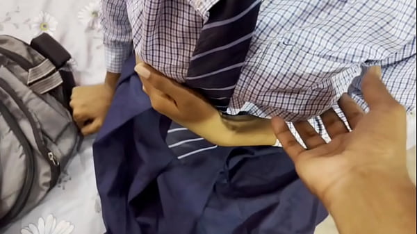 Gadis Sekolah Perawan Desi Digilir Berbagai Posisi di Rumahnya (Suara Hindi)