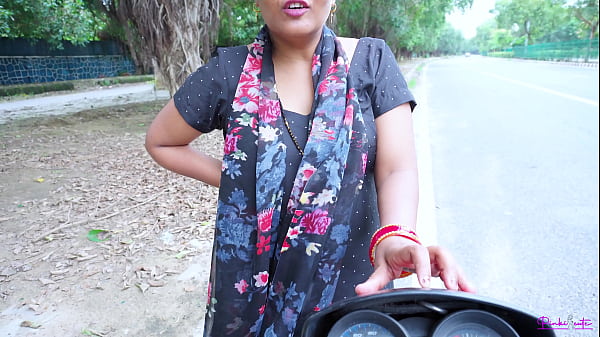 Bhabhi India nakal melayani klien di pinggir jalan, digituin doggystyle dengan suara seru bahasa Hindi.