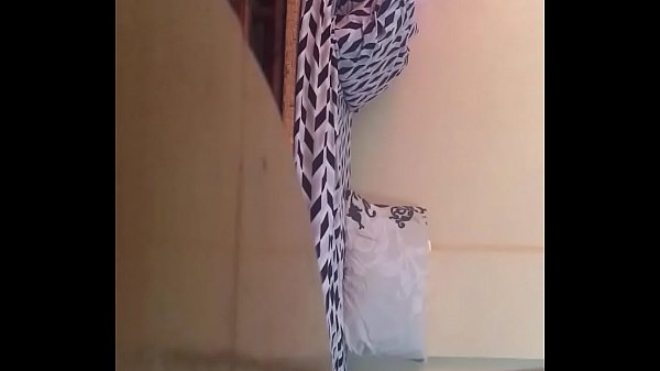 Dewi Asia yang menggoda dengan lekuk tubuh memikat