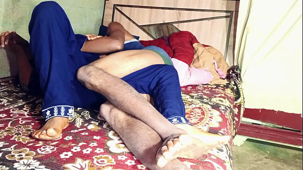 Bhabhi ko ghar mein raat bhar zor zor se chudai ki awazein, step sister ki badi behan se zabardasti ki chudai.