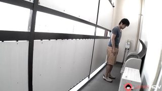 Reiko Kobayakawa, ibu rumah tangga Jepang yang panas, memberikan layanan mulut tanpa sensor.