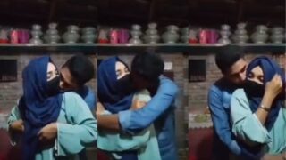 Cowok Karachi meremas payudara adiknya diam-diam di belakang orang tua
