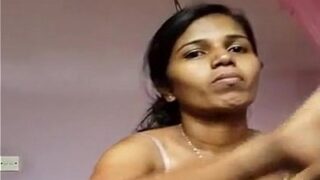 Gadis India panas mengocek memeknya pakai dildo sampai basah kuyup