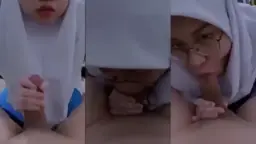 Hijab manis, kacamata seksi, nyepong kontol bikin nafsu naik.