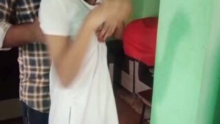 Ngesek lubang pantat adik perempuanku yang baru 18 tahun dalam video seks desa