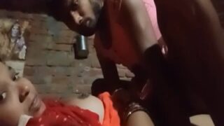 Pria itu nikmati momen pertama main di desa dengan istri temannya, nafsu liar di balik sawah.