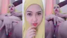 Tante Berjilbah Kuning Menggairahkan Mengocok Memek