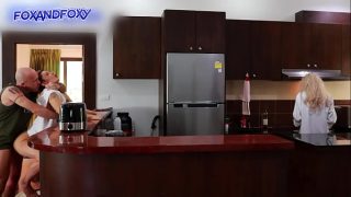 Hampir ketahuan, kontol nusuk ngencrot di pantat pas mertua lagi masak sarapan
