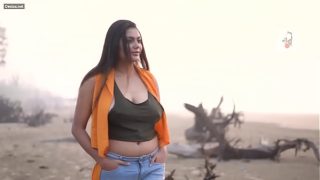 Gadis seksi Desi berpose panas di depan kamera