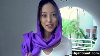 Gadis muslimah genit tak henti membayangkan ngeseks