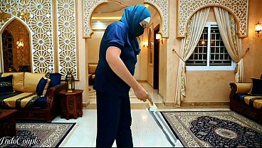 Biarin aja, si mbak jilbab suruh nyedot kontol majikan sampe abis